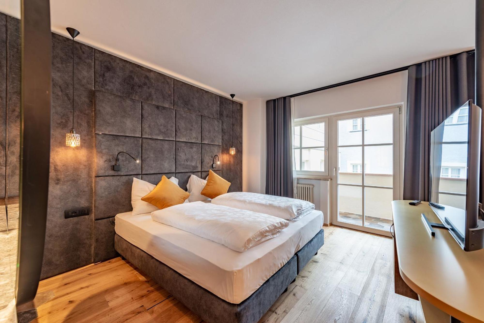 Hotel Goldene Traube Termeno Exterior photo